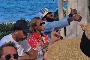 度假模式!詹姆斯夫妇法国海边聚餐 老詹随音乐翩翩起舞🕺🏾