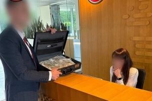 邮报:水晶宫球迷送假币到欧足联总部,抗议他们取消球队欧联资格