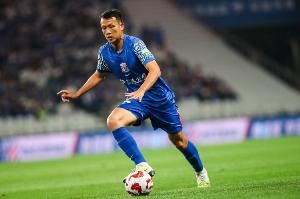  媒体人：虽然高天意有伤，但依旧飞奔帮助特谢拉拿来更换的球衣