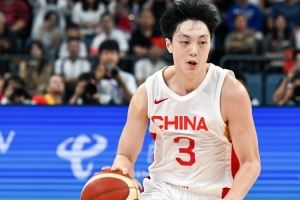  手感冰凉！胡明轩8中1&三分4中0拿到6分3板1助3断