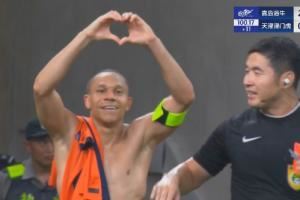  韦林顿最后时刻乱战破门，十人海牛2-0领先津门虎！