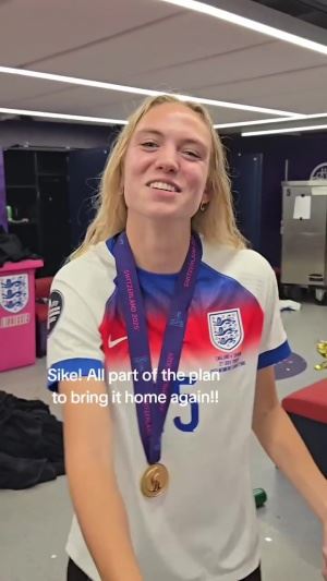  自己炖自己🤣英格兰女足球员开玩笑称“首战输给法国是故意的”