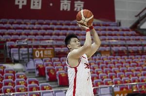  雷蒙30岁首次出战国际大赛正赛！媒体人：大雷子靠双手打出一片天